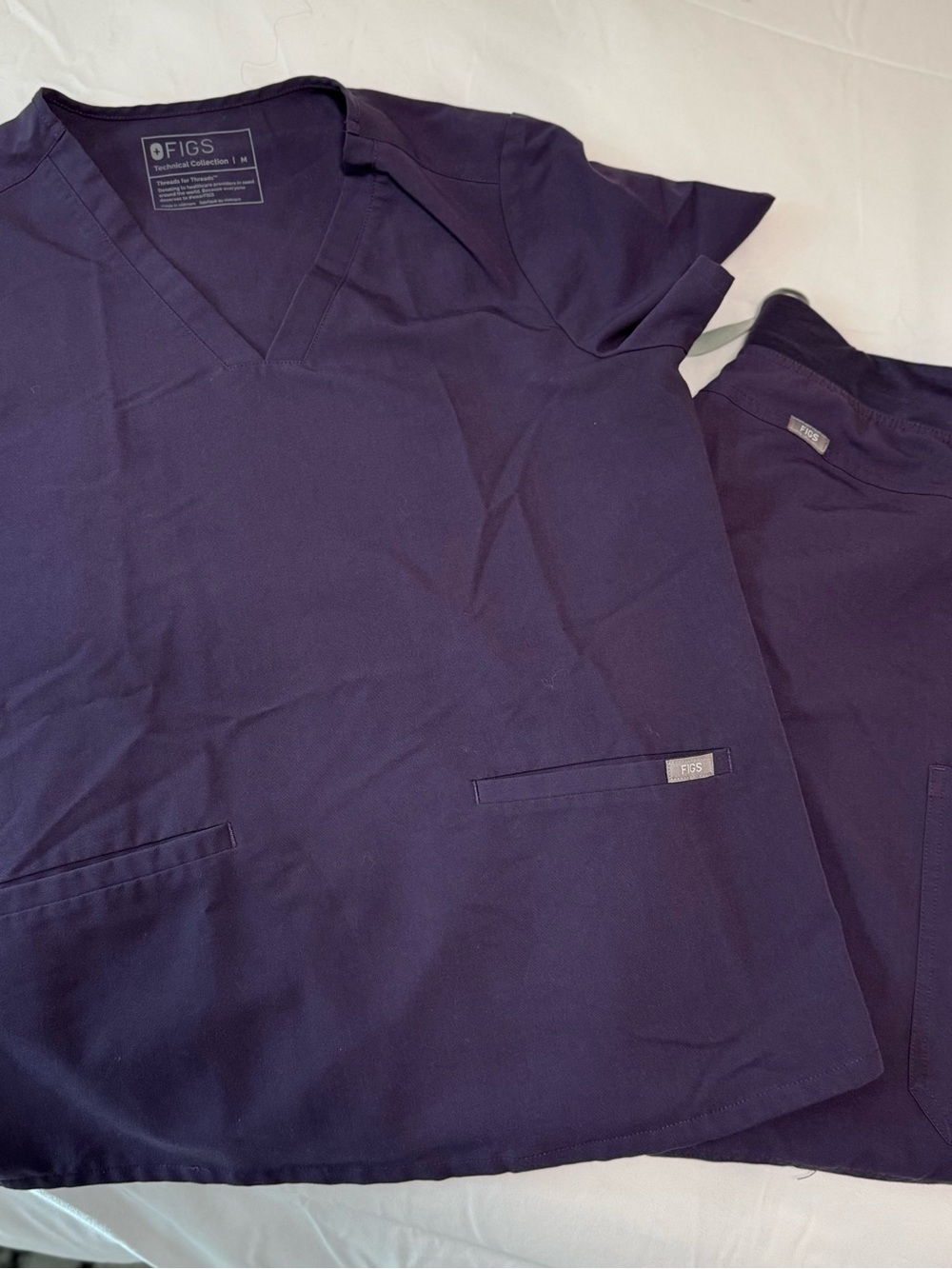 FIGS Women’s Purple scrub set